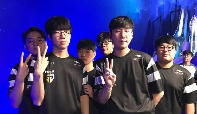 对中场球员 对中场球员